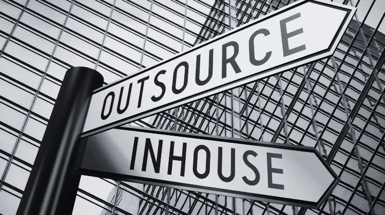 outsourcing-vs-inhouse-1-65135d5cbb627347694693.png